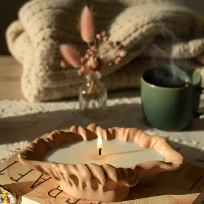 Calliope — Bougie artisanale parfumée dans son pot coquillage en jesmonite – Création artisanale | Le sens des choses – Boutique de bougies parfumées végétales et objets décoratifs écoresponsables