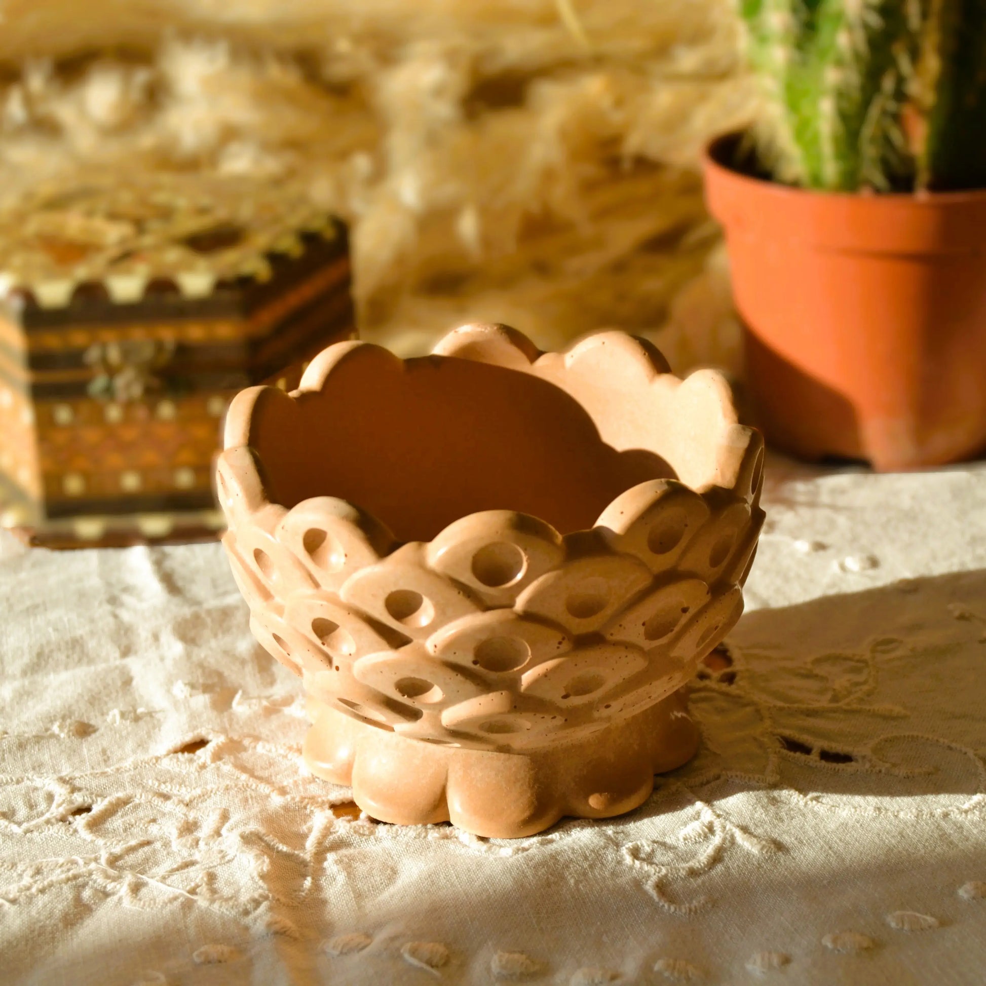 Gaïa — Coupe décorative artisanale en jesmonite terracotta – Création artisanale | Le sens des choses – Boutique de bougies parfumées végétales et objets décoratifs écoresponsables