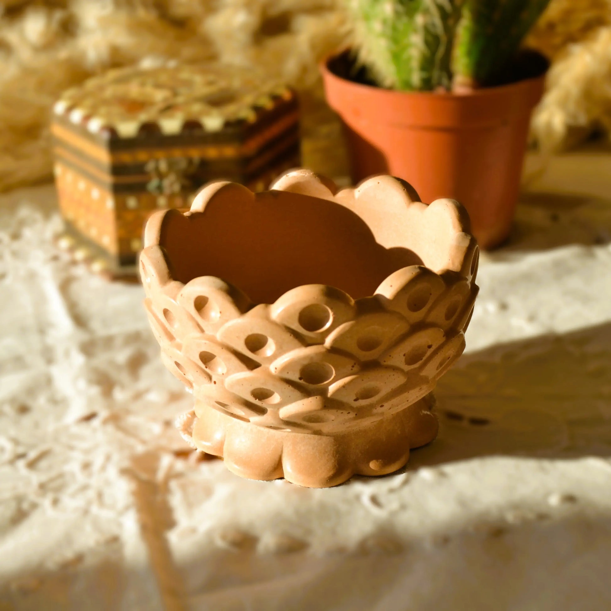 Gaïa — Coupe décorative artisanale en jesmonite terracotta – Création artisanale | Le sens des choses – Boutique de bougies parfumées végétales et objets décoratifs écoresponsables