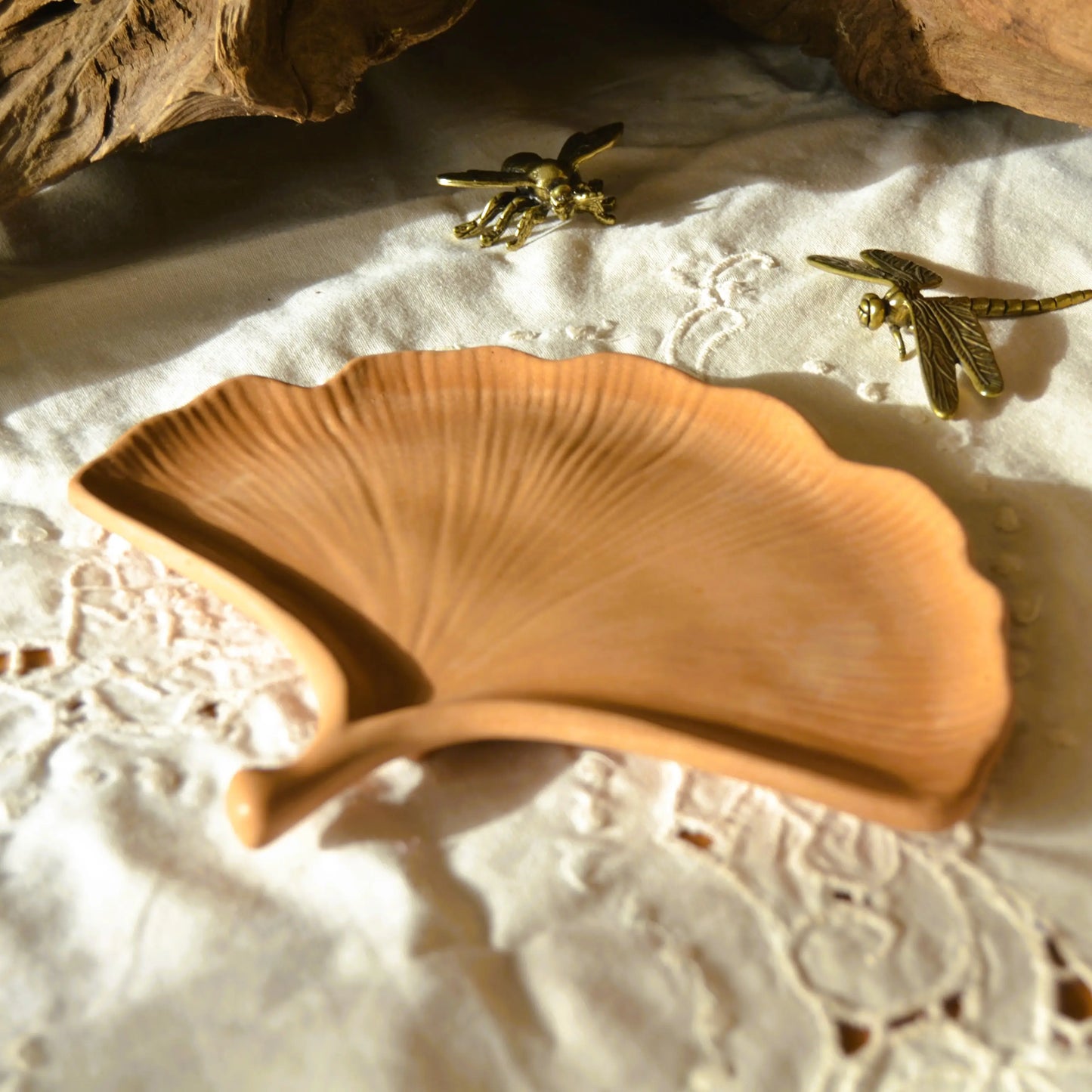 Aura — Plateau feuille de Gingko en jesmonite – Création artisanale | Le sens des choses – Boutique de bougies parfumées végétales et objets décoratifs écoresponsables