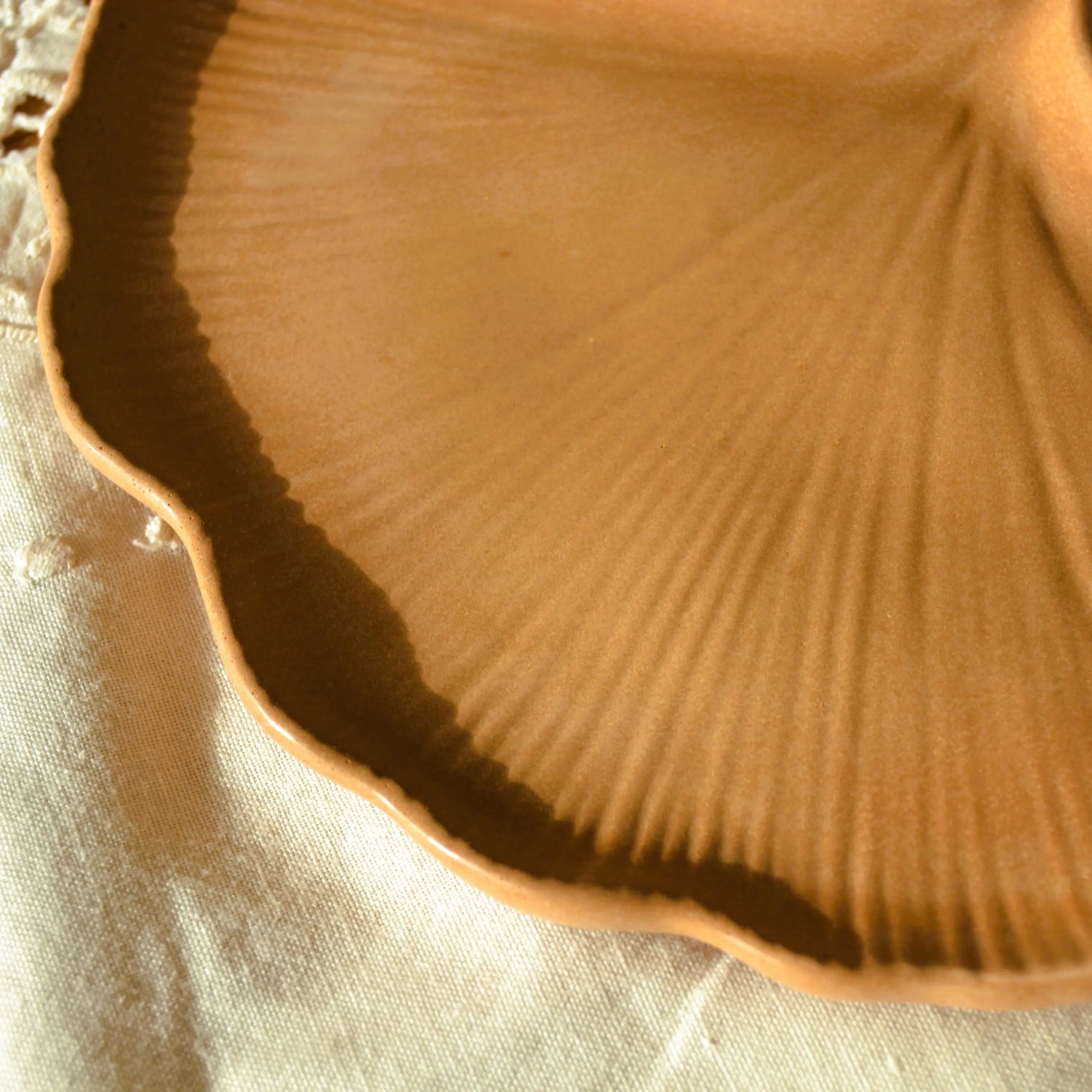 Aura — Plateau feuille de Gingko en jesmonite – Création artisanale | Le sens des choses – Boutique de bougies parfumées végétales et objets décoratifs écoresponsables