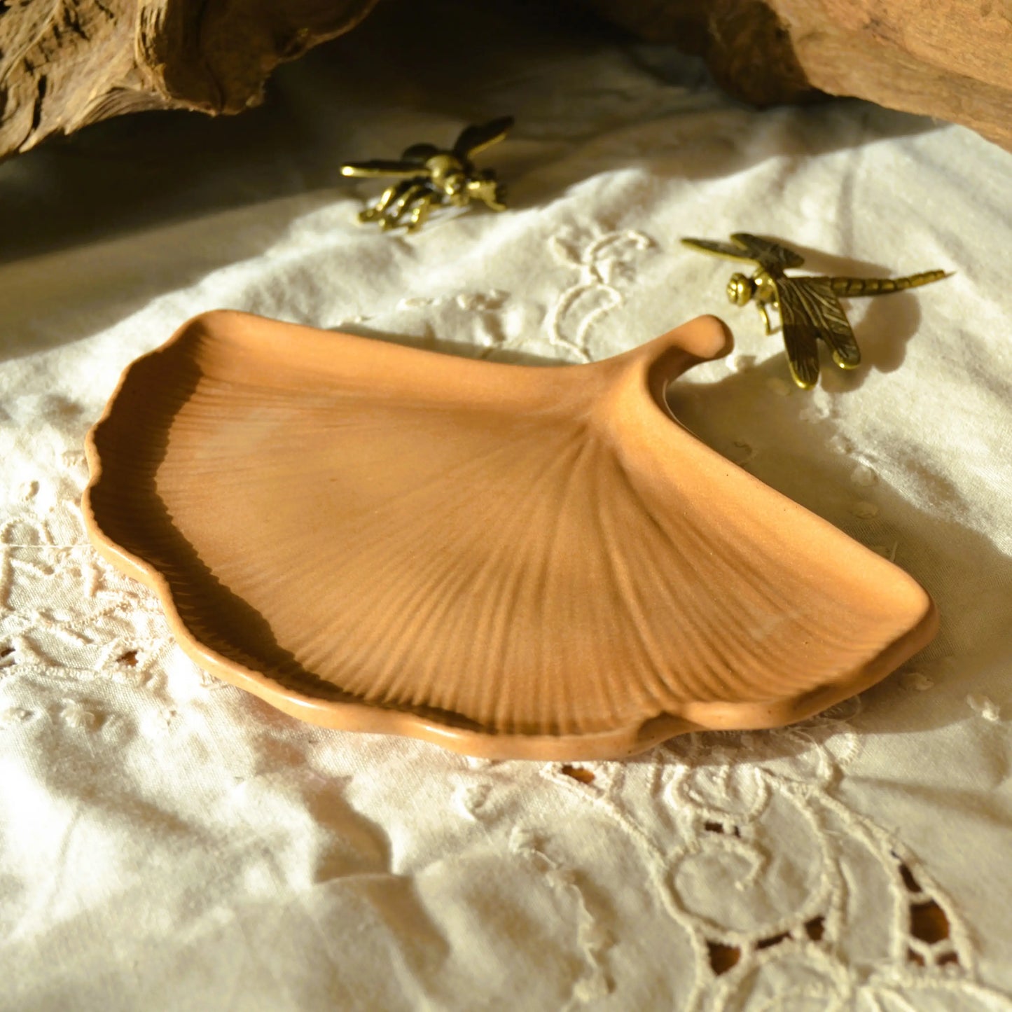 Aura — Plateau feuille de Gingko en jesmonite – Création artisanale | Le sens des choses – Boutique de bougies parfumées végétales et objets décoratifs écoresponsables