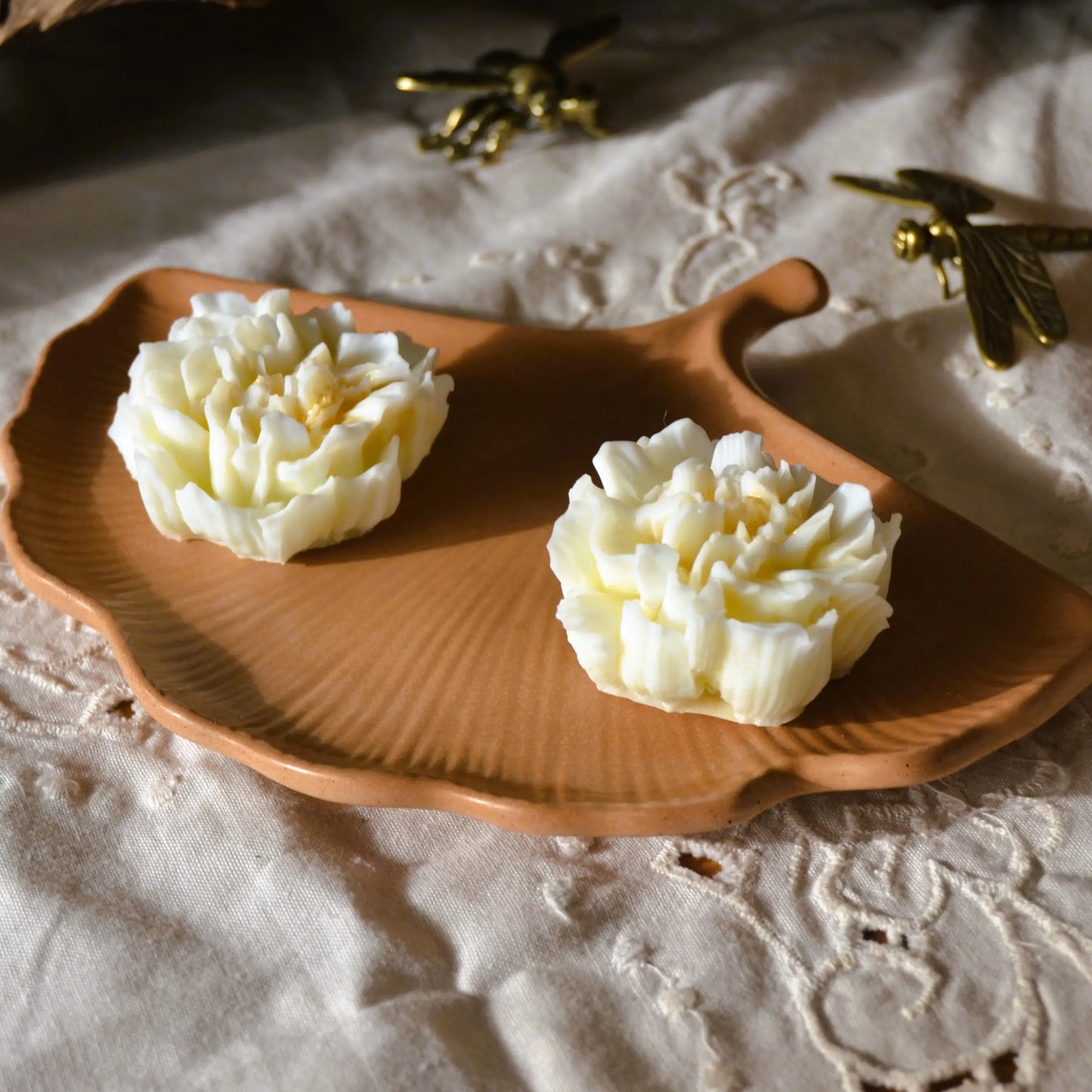 Aura — Plateau feuille de Gingko en jesmonite – Création artisanale | Le sens des choses – Boutique de bougies parfumées végétales et objets décoratifs écoresponsables