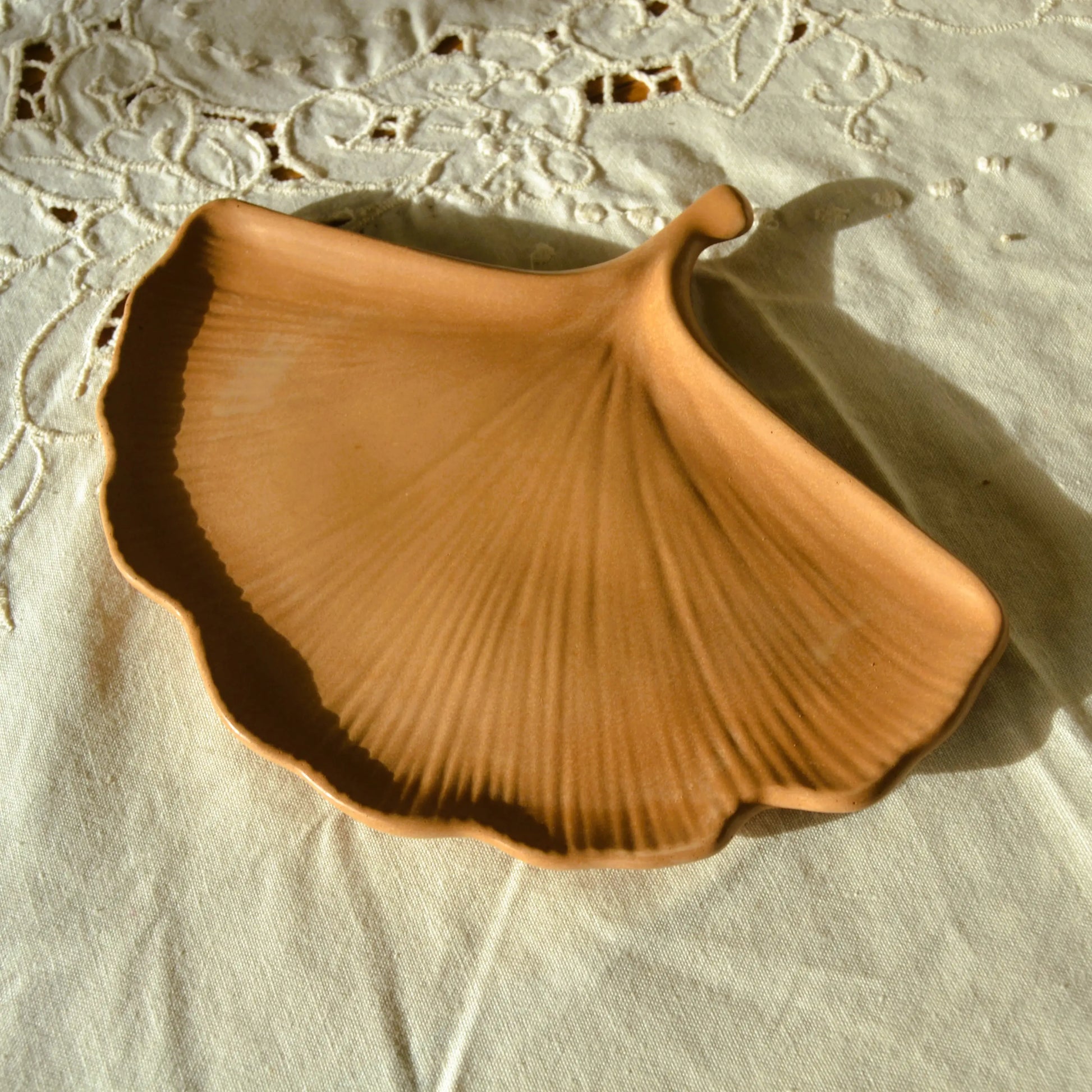 Aura — Plateau feuille de Gingko en jesmonite – Création artisanale | Le sens des choses – Boutique de bougies parfumées végétales et objets décoratifs écoresponsables