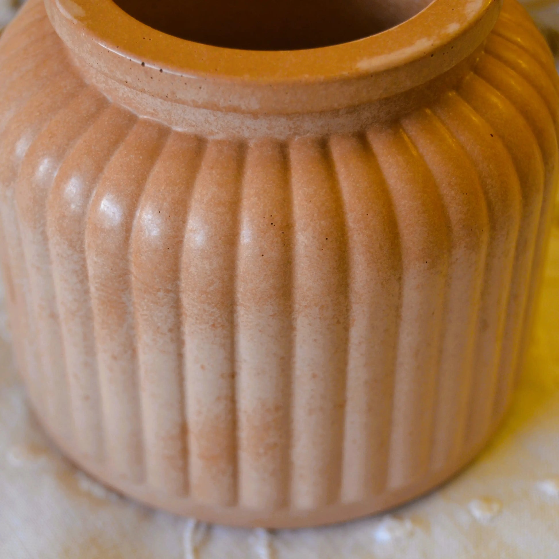 Flora — Pot décoratif en jesmonite terracotta – Création artisanale | Le sens des choses – Boutique de bougies parfumées végétales et objets décoratifs écoresponsables