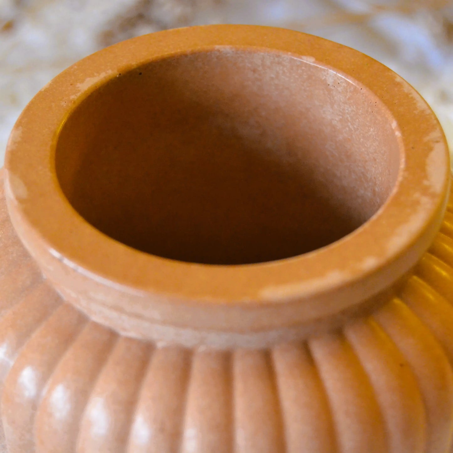Flora — Pot décoratif en jesmonite terracotta – Création artisanale | Le sens des choses – Boutique de bougies parfumées végétales et objets décoratifs écoresponsables