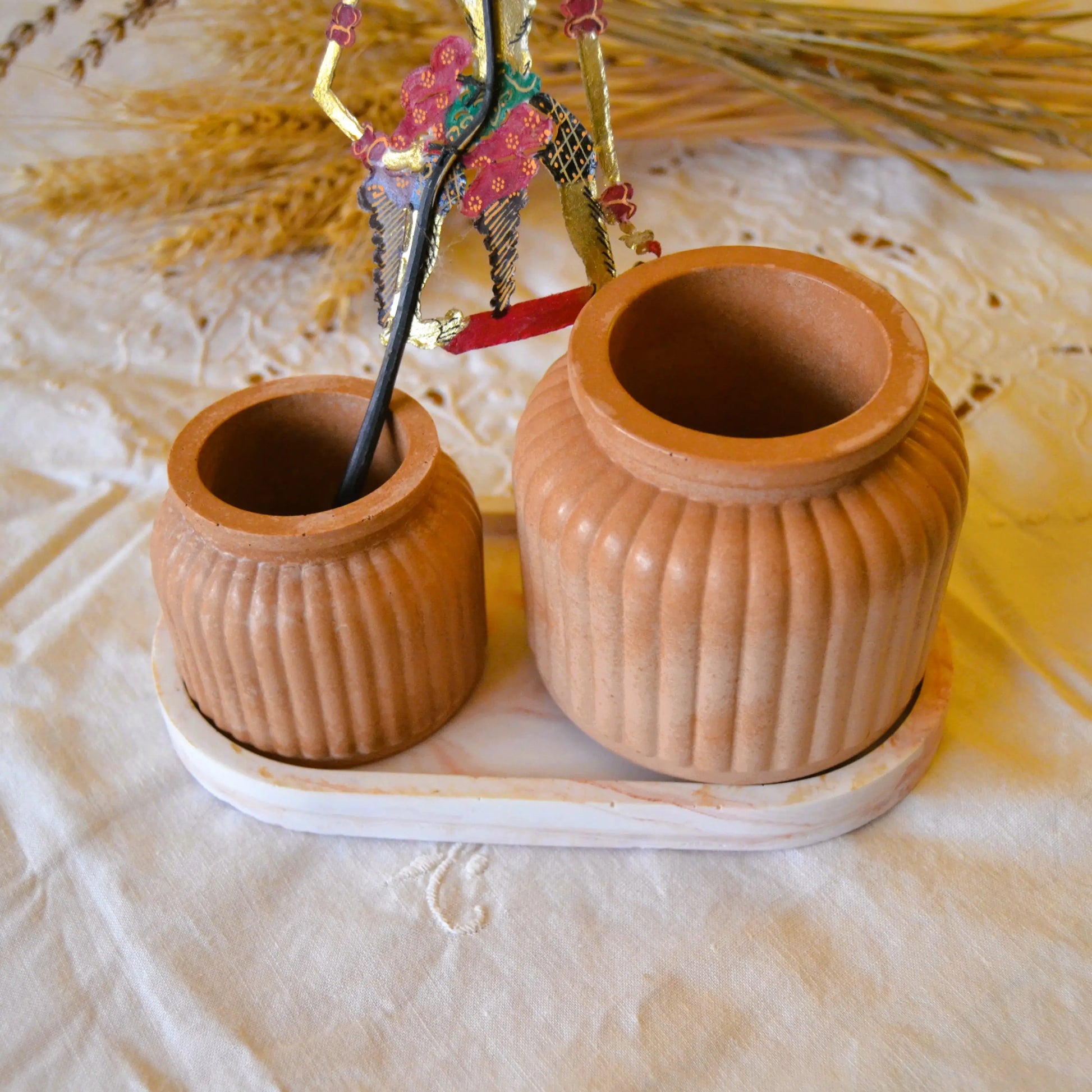 Flora — Pot décoratif en jesmonite terracotta – Création artisanale | Le sens des choses – Boutique de bougies parfumées végétales et objets décoratifs écoresponsables