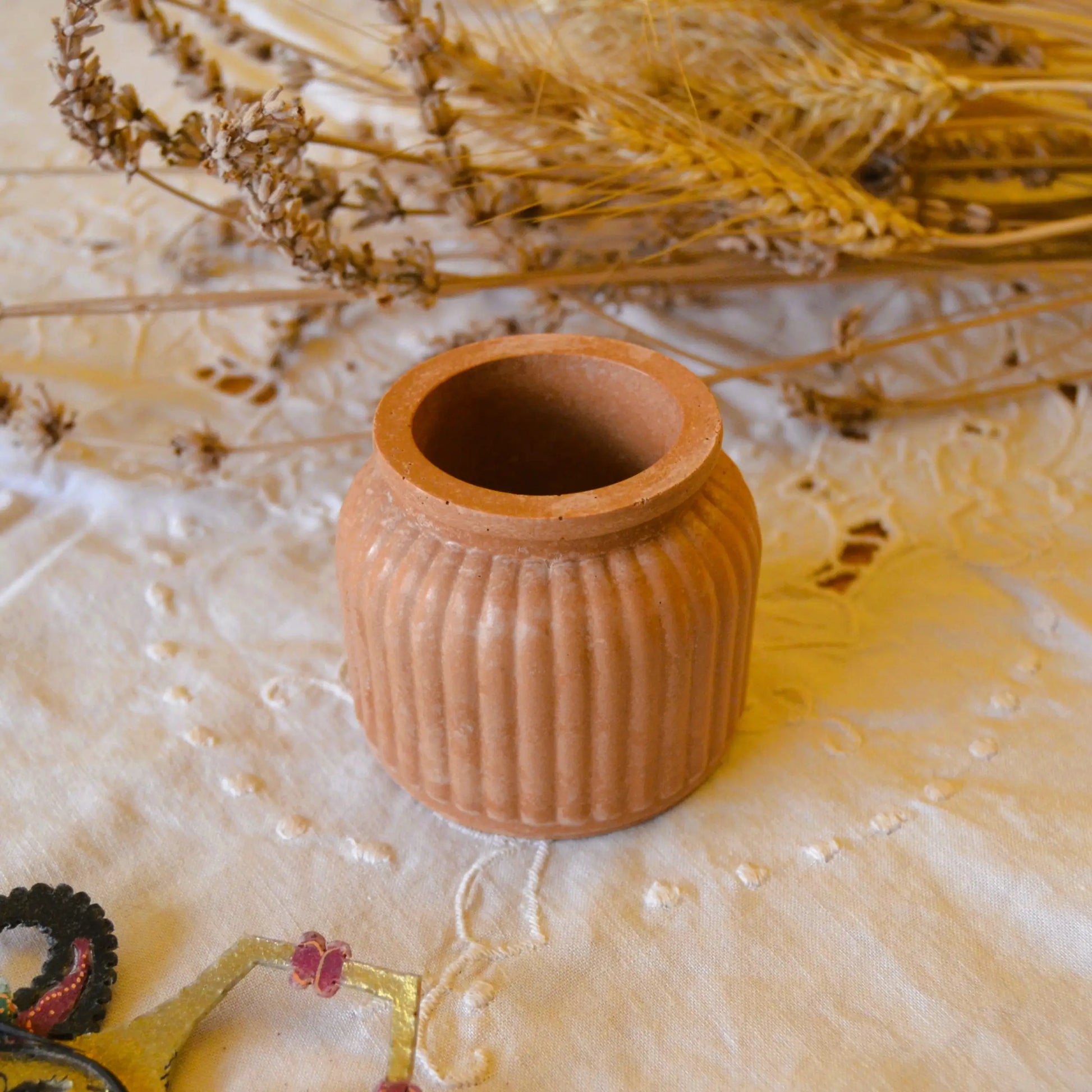 Flora — Pot décoratif en jesmonite terracotta – Création artisanale | Le sens des choses – Boutique de bougies parfumées végétales et objets décoratifs écoresponsables