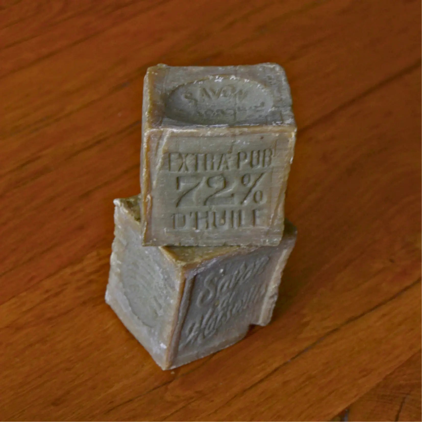 Savon de Marseille traditionnel — 72 % d’huile d’olive – Création artisanale | Le sens des choses – Boutique de bougies parfumées végétales et objets décoratifs écoresponsables