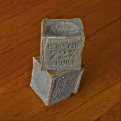 Savon de Marseille traditionnel — 72 % d’huile d’olive – Création artisanale | Le sens des choses – Boutique de bougies parfumées végétales et objets décoratifs écoresponsables