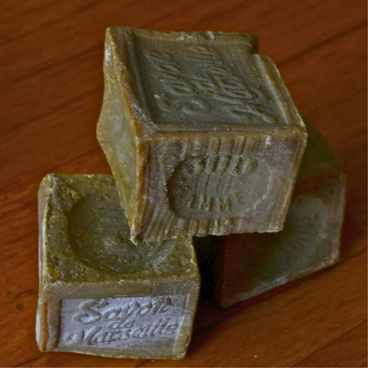 Savon de Marseille traditionnel — 72 % d’huile d’olive – Création artisanale | Le sens des choses – Boutique de bougies parfumées végétales et objets décoratifs écoresponsables