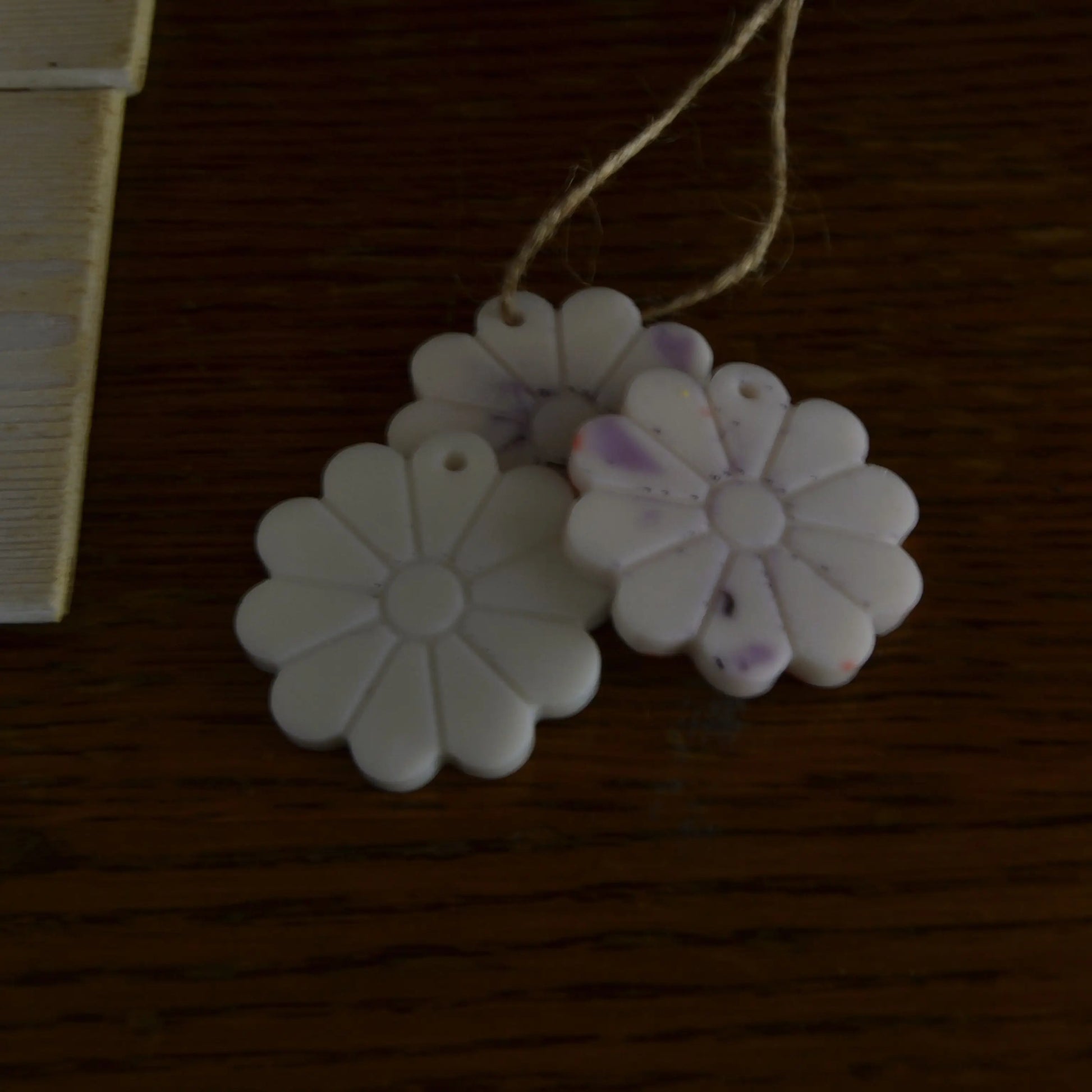 Suspensions parfumées fleur de coton (bocal de 5 à 7 pièces) – Création artisanale | Le sens des choses – Boutique de bougies parfumées végétales et objets décoratifs écoresponsables