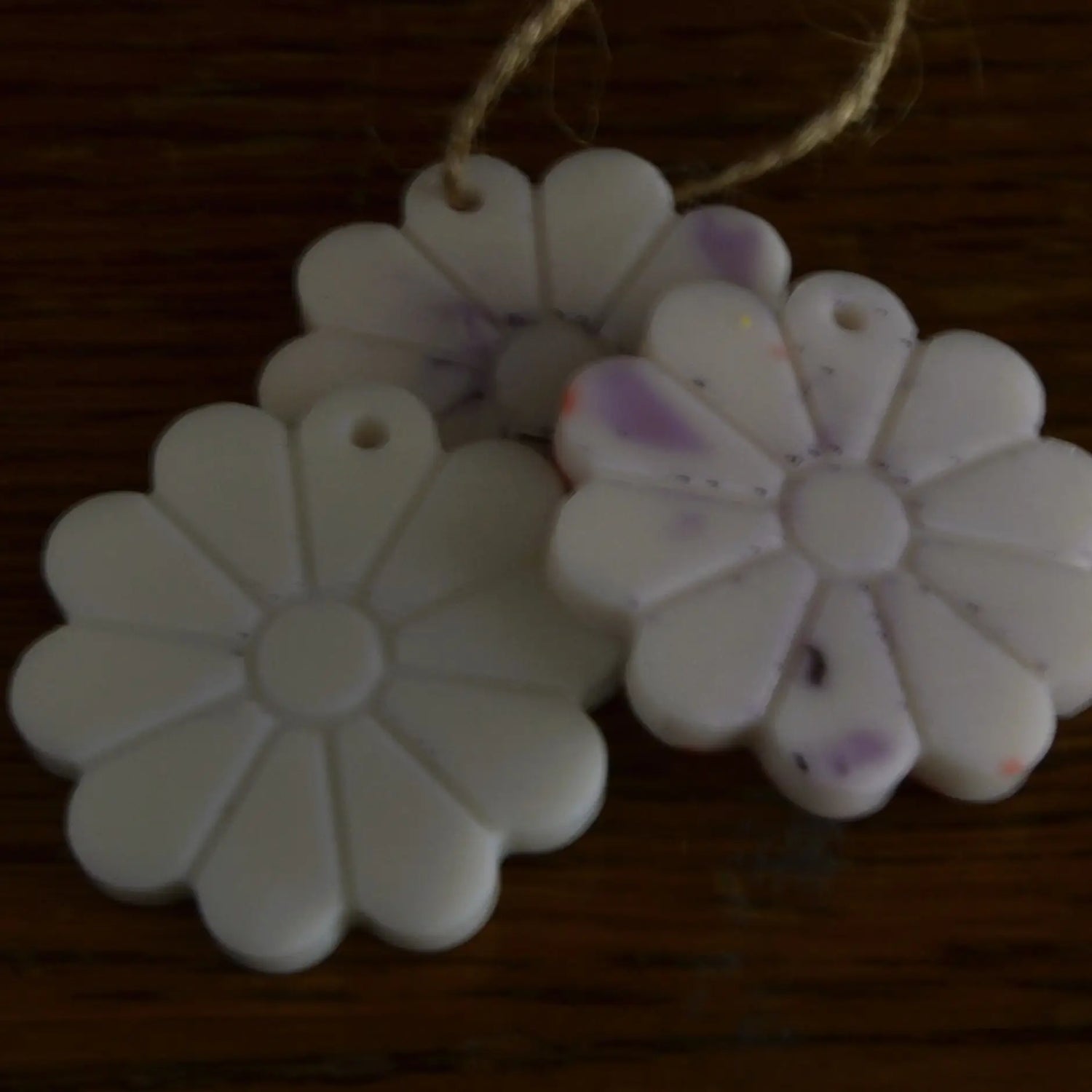 Suspensions parfumées fleur de coton (bocal de 5 à 7 pièces) – Création artisanale | Le sens des choses – Boutique de bougies parfumées végétales et objets décoratifs écoresponsables