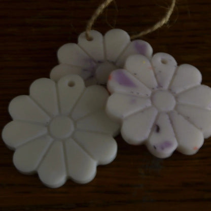 Suspensions parfumées fleur de coton (bocal de 5 à 7 pièces) – Création artisanale | Le sens des choses – Boutique de bougies parfumées végétales et objets décoratifs écoresponsables