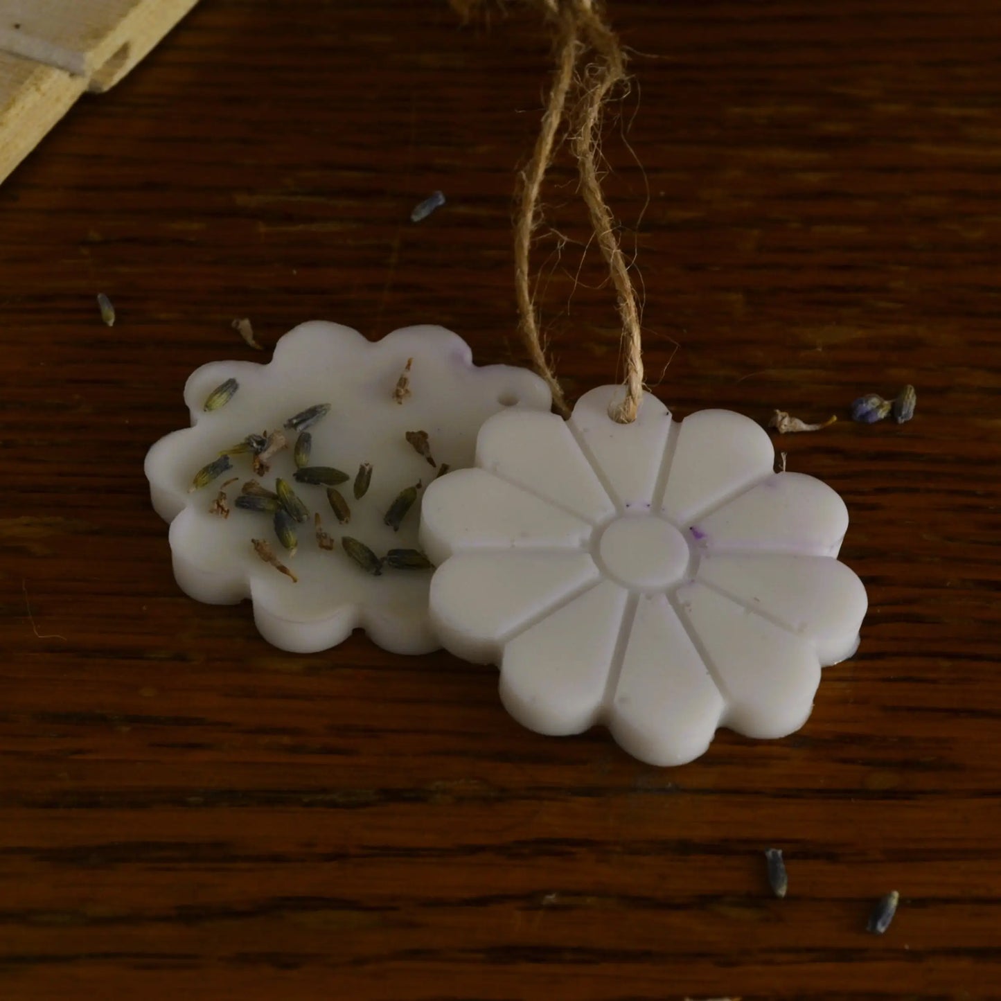 Suspensions parfumées lavande et musc blanc (bocal de 5 à 7 pièces) – Création artisanale | Le sens des choses – Boutique de bougies parfumées végétales et objets décoratifs écoresponsables