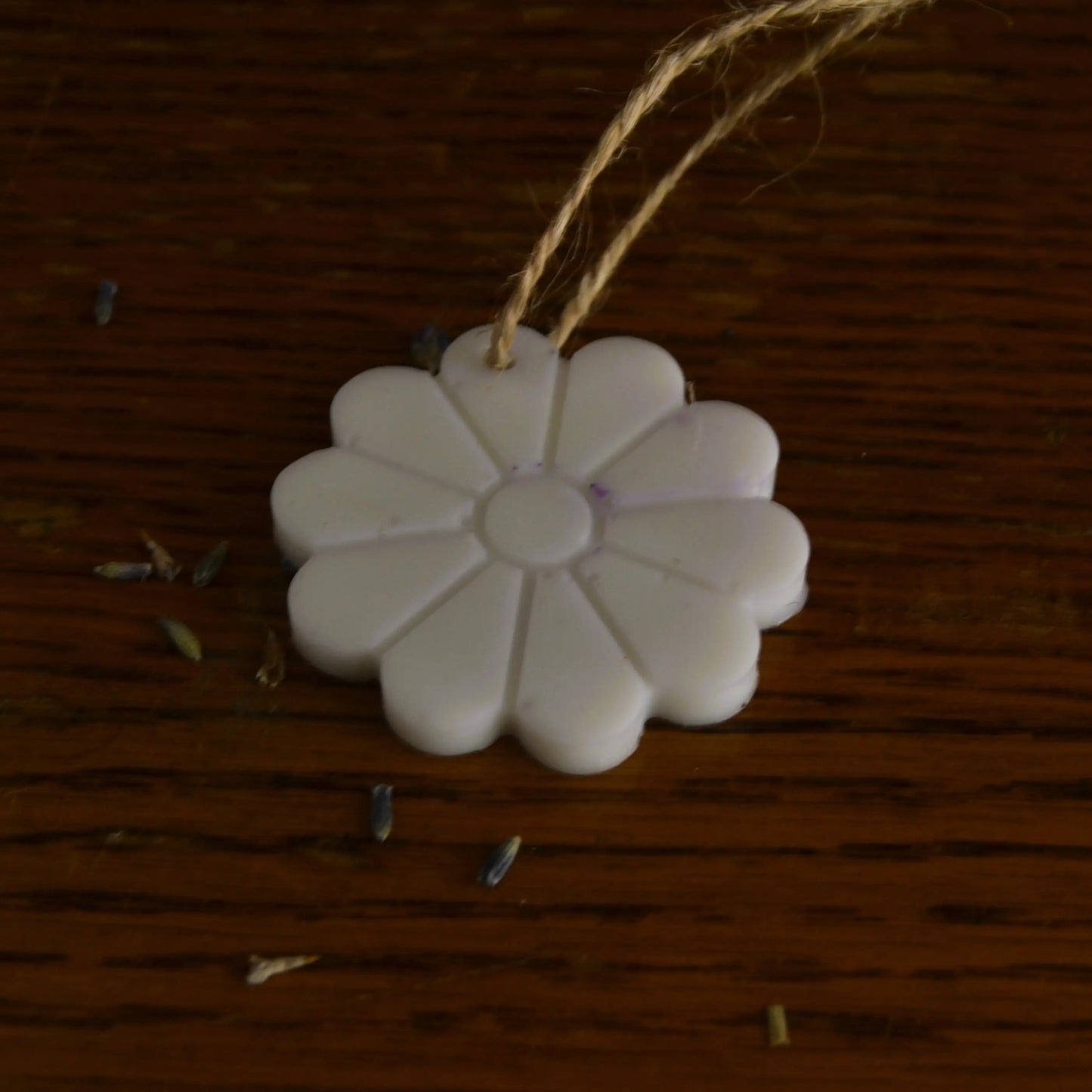 Suspensions parfumées lavande et musc blanc (bocal de 5 à 7 pièces) – Création artisanale | Le sens des choses – Boutique de bougies parfumées végétales et objets décoratifs écoresponsables