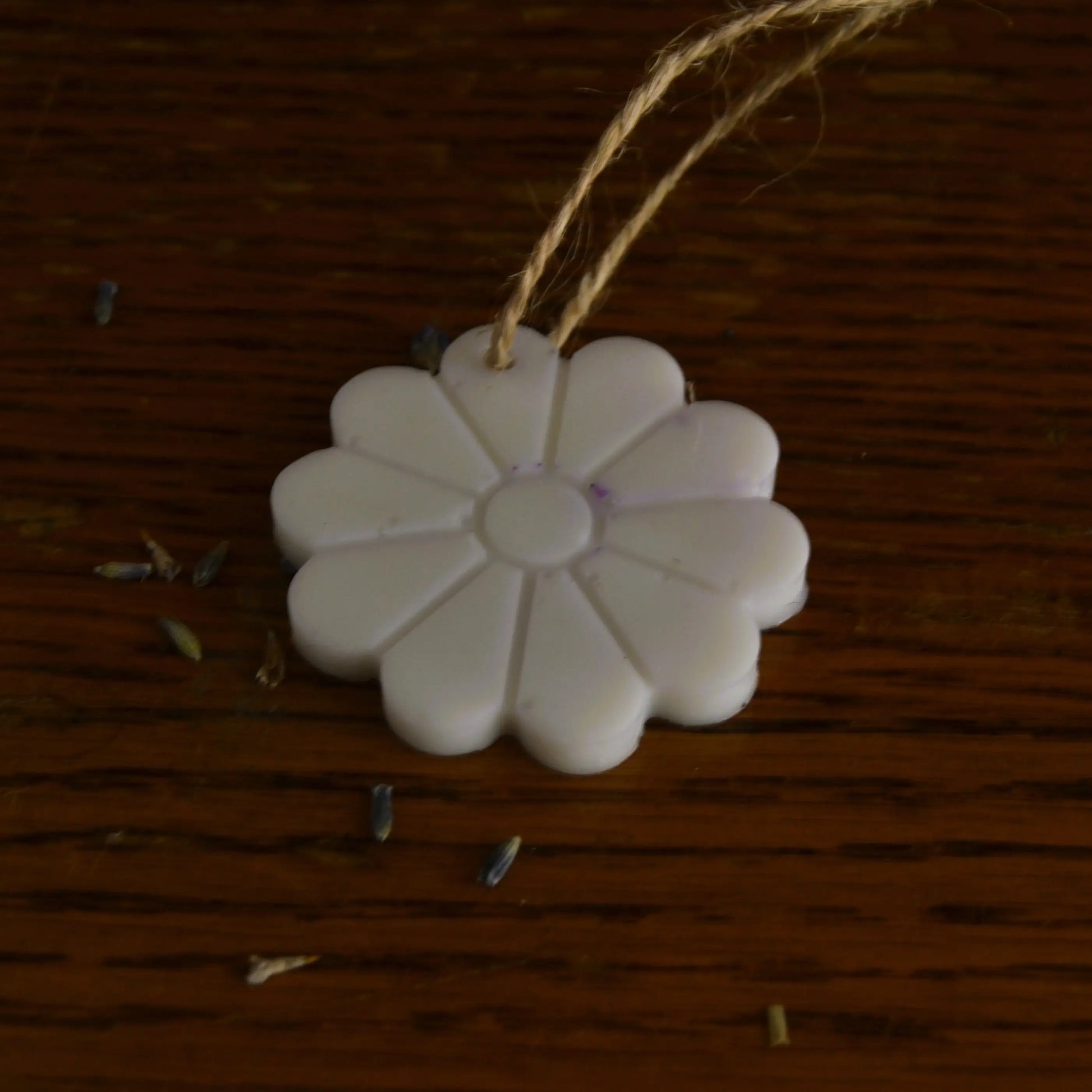 Suspensions parfumées lavande et musc blanc (bocal de 5 à 7 pièces) – Création artisanale | Le sens des choses – Boutique de bougies parfumées végétales et objets décoratifs écoresponsables