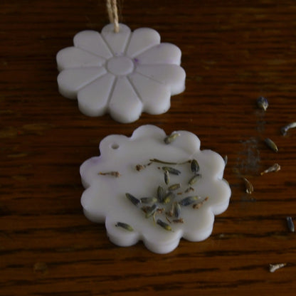 Suspensions parfumées lavande et musc blanc (bocal de 5 à 7 pièces) – Création artisanale | Le sens des choses – Boutique de bougies parfumées végétales et objets décoratifs écoresponsables