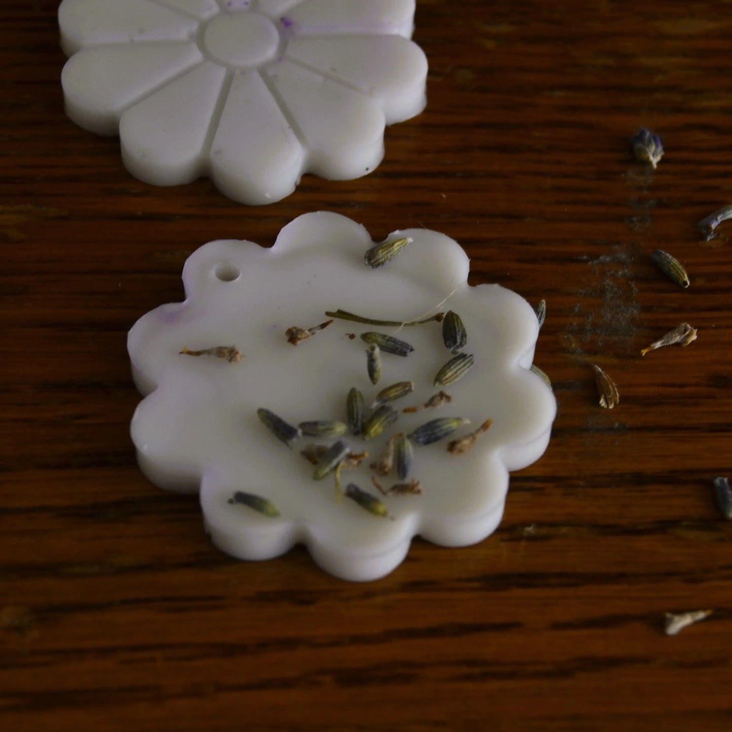 Suspensions parfumées lavande et musc blanc (bocal de 5 à 7 pièces) – Création artisanale | Le sens des choses – Boutique de bougies parfumées végétales et objets décoratifs écoresponsables