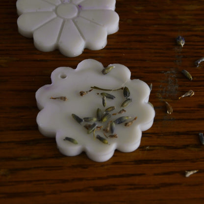 Suspensions parfumées lavande et musc blanc (bocal de 5 à 7 pièces) – Création artisanale | Le sens des choses – Boutique de bougies parfumées végétales et objets décoratifs écoresponsables