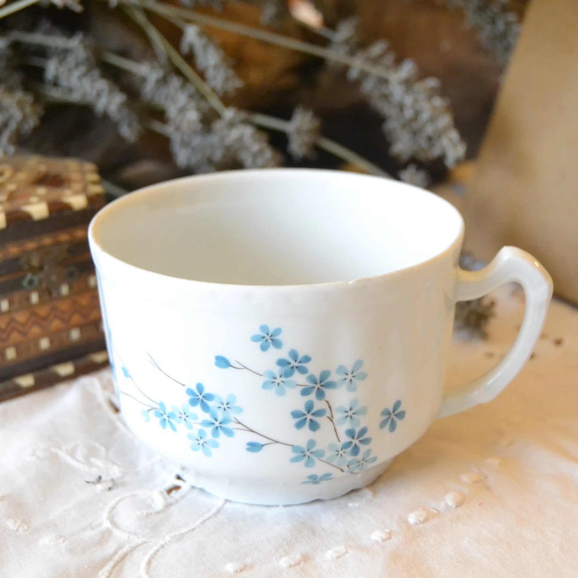 Bougie décorative artisanale en porcelaine de Couleuvre — parfum au choix – Création artisanale | Le sens des choses – Boutique de bougies parfumées végétales et objets décoratifs écoresponsables