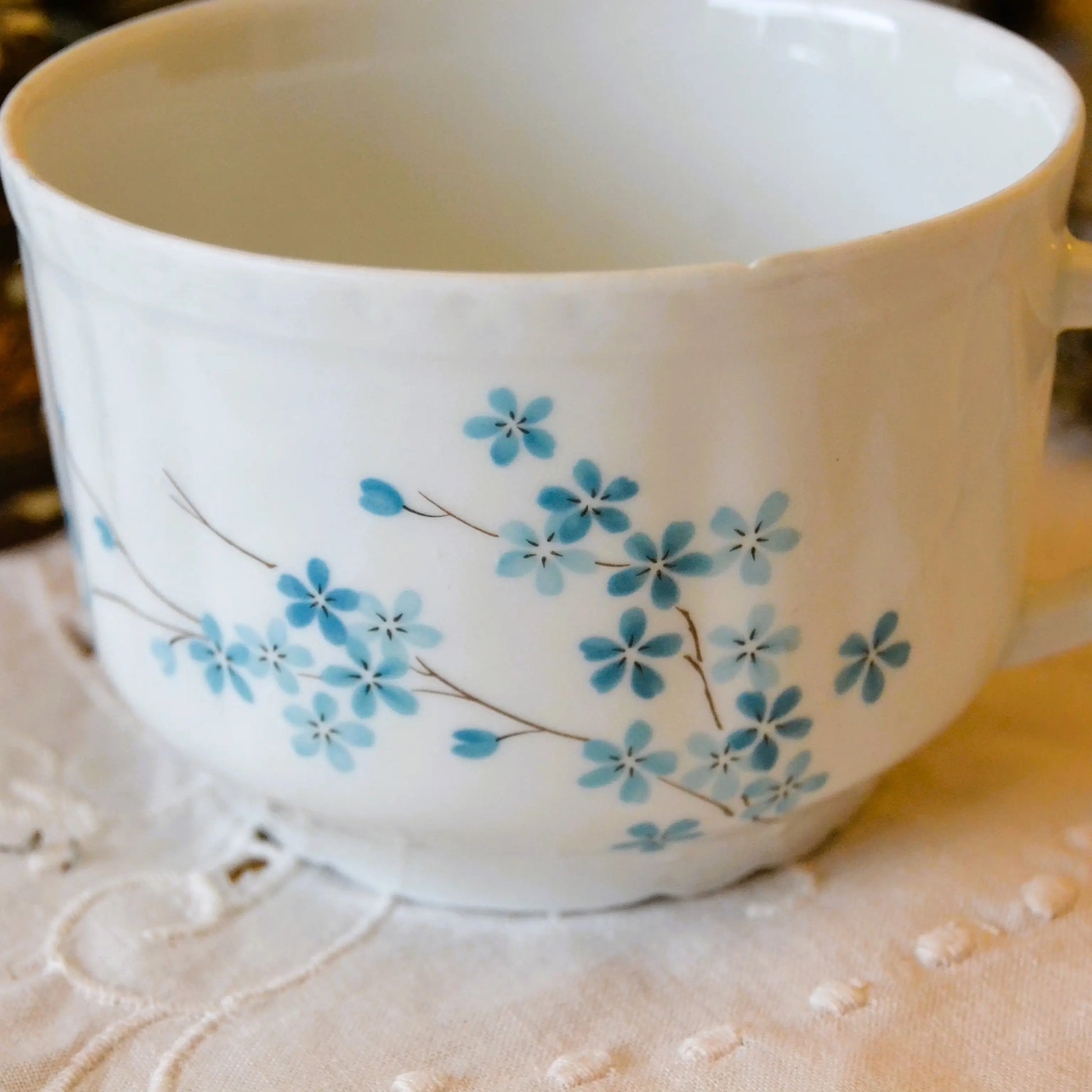 Bougie décorative artisanale en porcelaine de Couleuvre — parfum au choix – Création artisanale | Le sens des choses – Boutique de bougies parfumées végétales et objets décoratifs écoresponsables