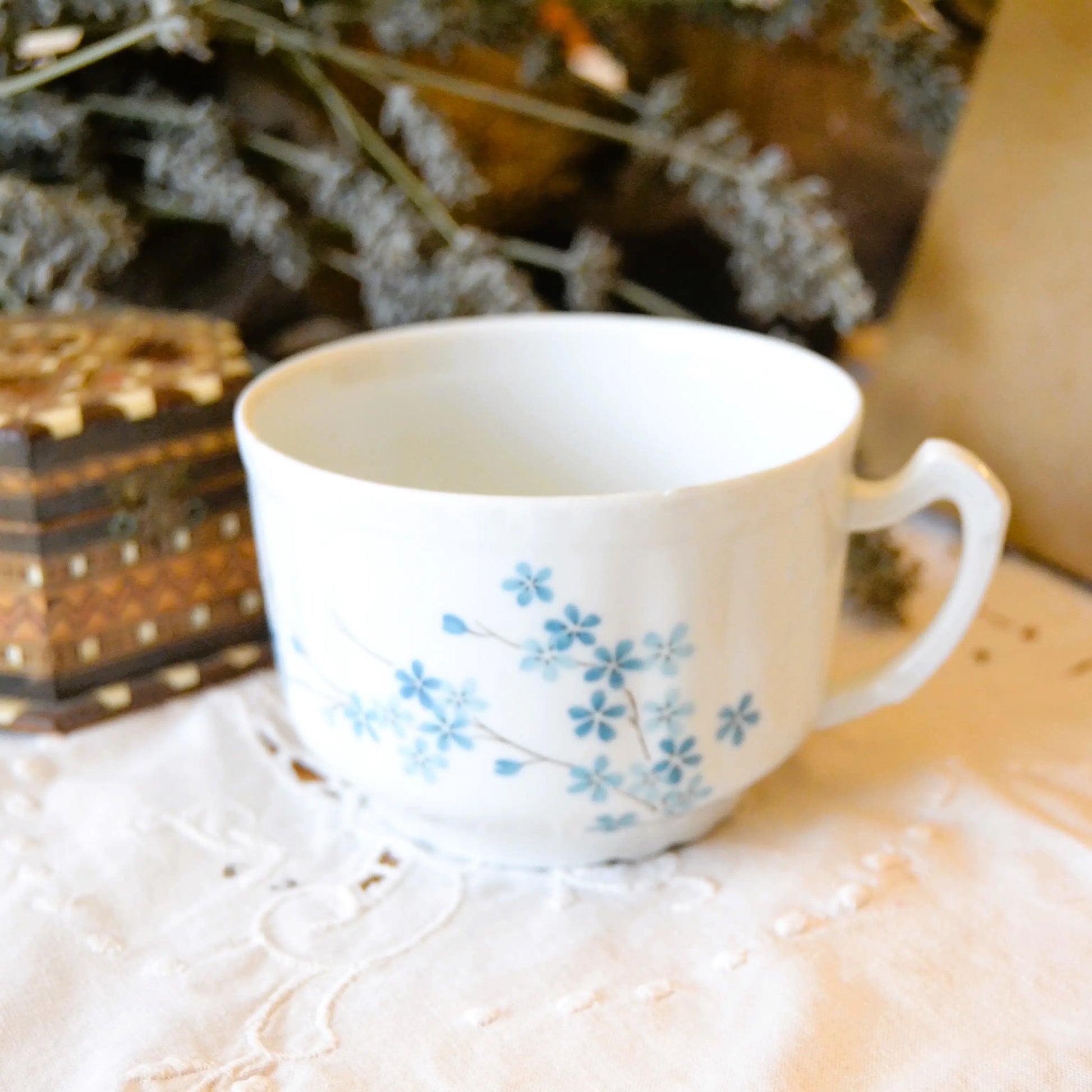 Bougie décorative artisanale en porcelaine de Couleuvre — parfum au choix – Création artisanale | Le sens des choses – Boutique de bougies parfumées végétales et objets décoratifs écoresponsables