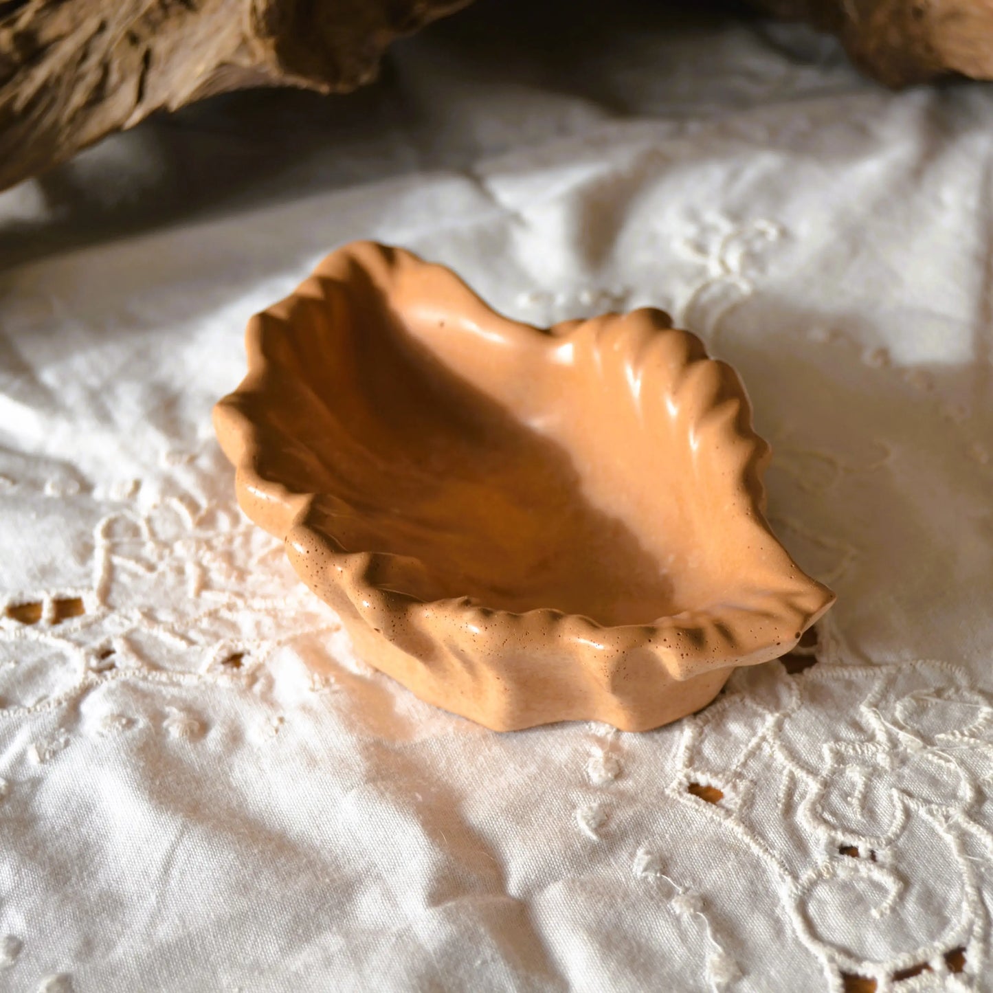 Calliope — Vide-poche coquillage en jesmonite – Création artisanale | Le sens des choses – Boutique de bougies parfumées végétales et objets décoratifs écoresponsables