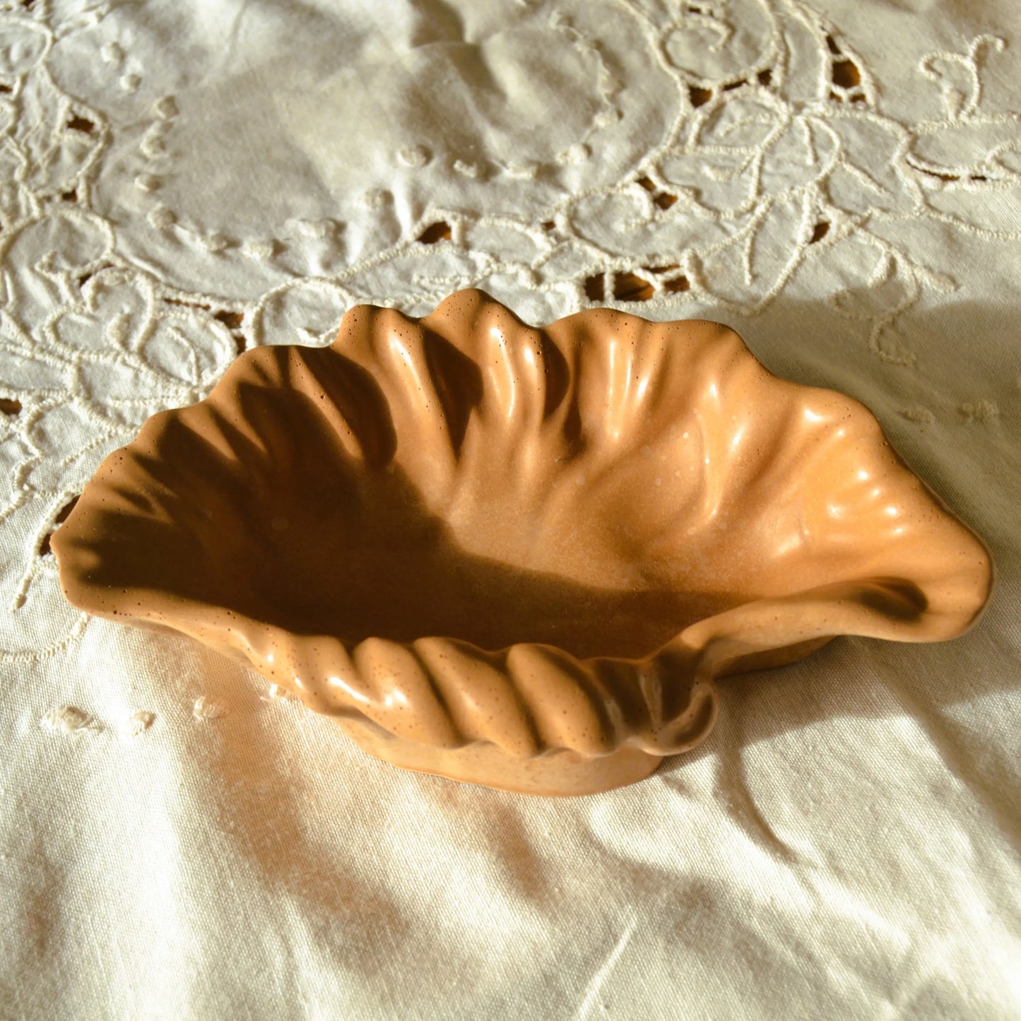 Calliope — Vide-poche coquillage en jesmonite – Création artisanale | Le sens des choses – Boutique de bougies parfumées végétales et objets décoratifs écoresponsables