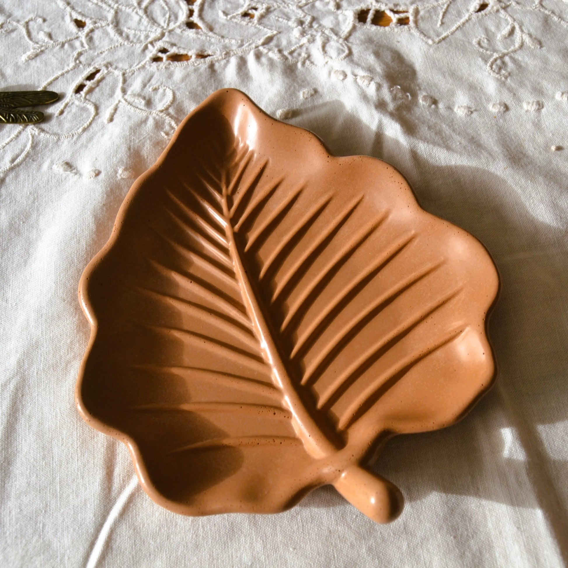 Daphné — Vide-poche en jesmonite – Création artisanale | Le sens des choses – Boutique de bougies parfumées végétales et objets décoratifs écoresponsables