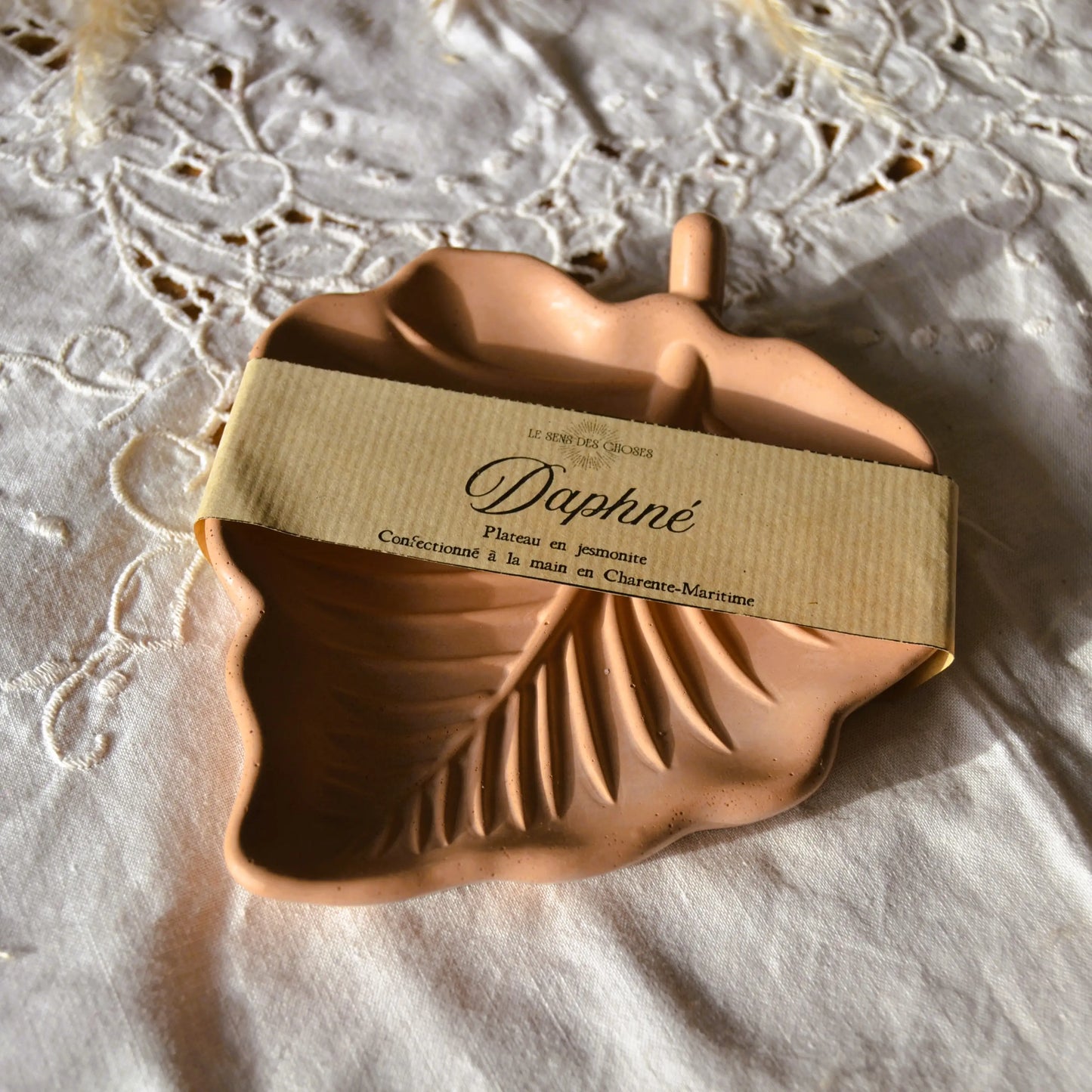 Daphné — Vide-poche en jesmonite – Création artisanale | Le sens des choses – Boutique de bougies parfumées végétales et objets décoratifs écoresponsables