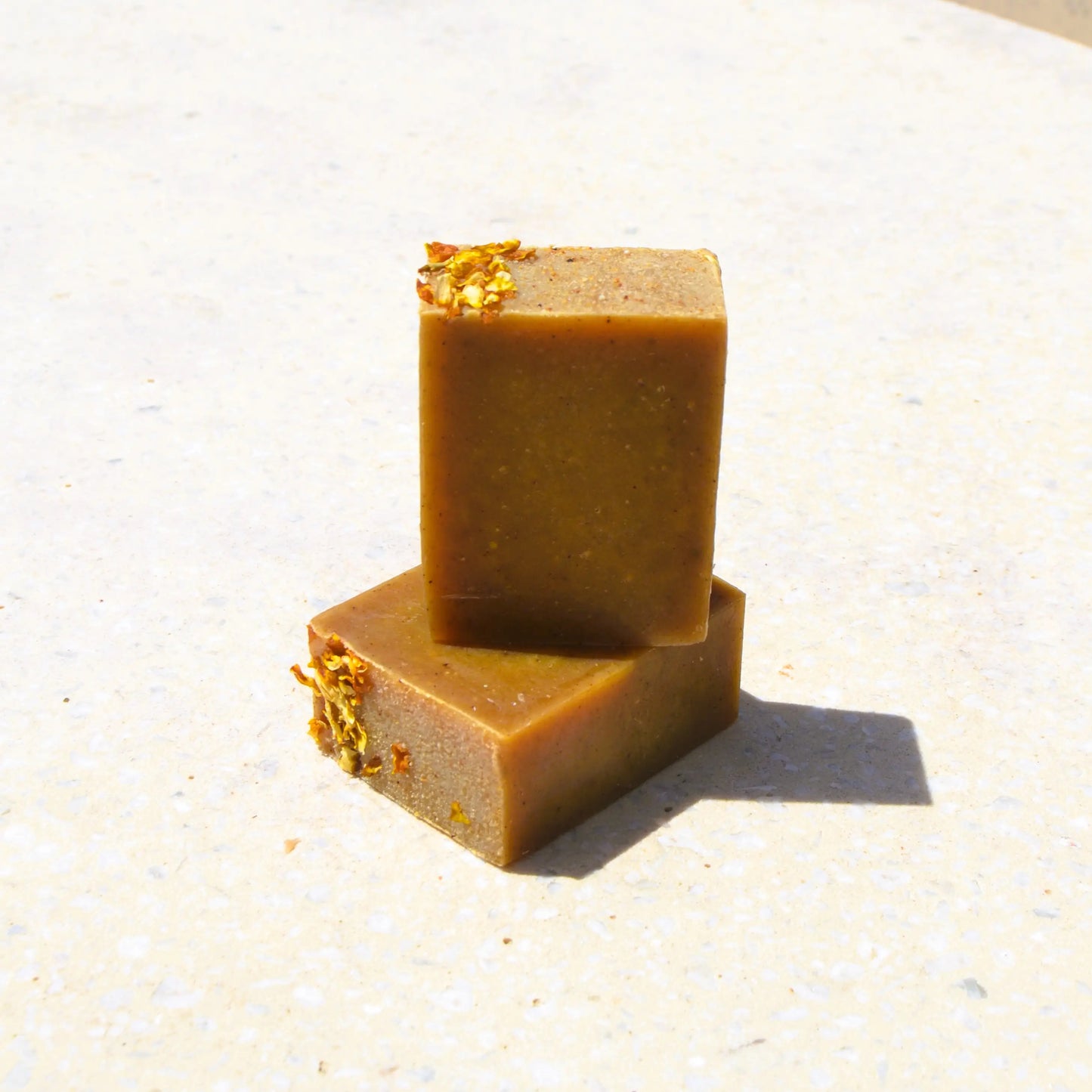 Savon surgras à l'abricot et au curcuma – Création artisanale | Le sens des choses – Boutique de bougies parfumées végétales et objets décoratifs écoresponsables