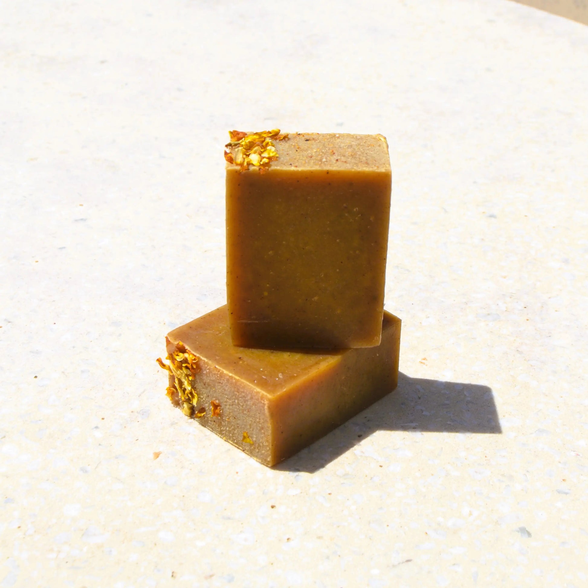 Savon surgras à l'abricot et au curcuma – Création artisanale | Le sens des choses – Boutique de bougies parfumées végétales et objets décoratifs écoresponsables