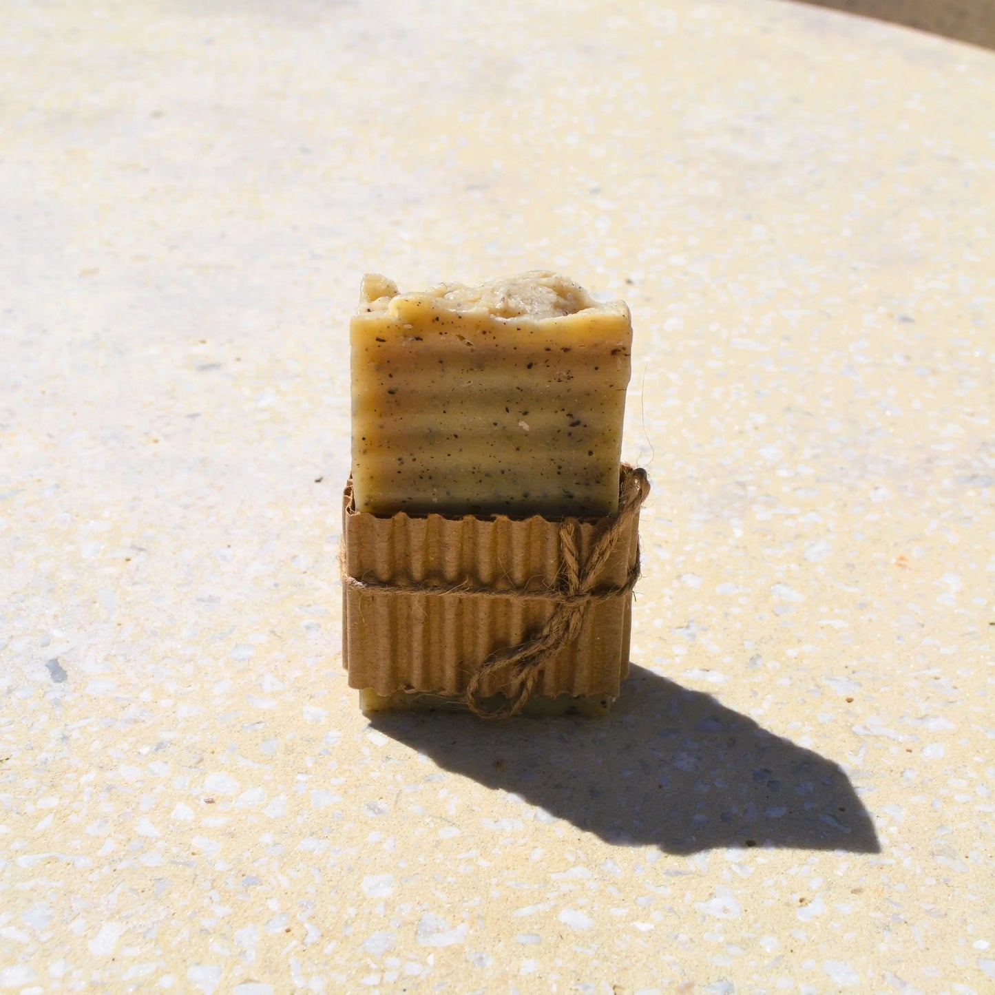 Savon artisanal à l’avoine apaisant et exfoliant – Création artisanale | Le sens des choses – Boutique de bougies parfumées végétales et objets décoratifs écoresponsables