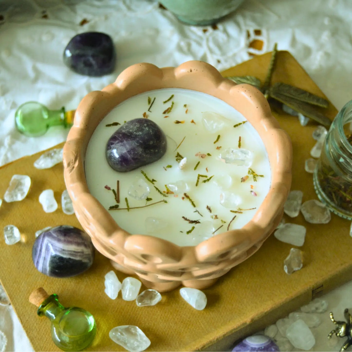 Bougie d'intention Sabbat Imbolc — Renouveau (Améthyste et Cristal de roche) – Création artisanale | Le sens des choses – Boutique de bougies parfumées végétales et objets décoratifs écoresponsables