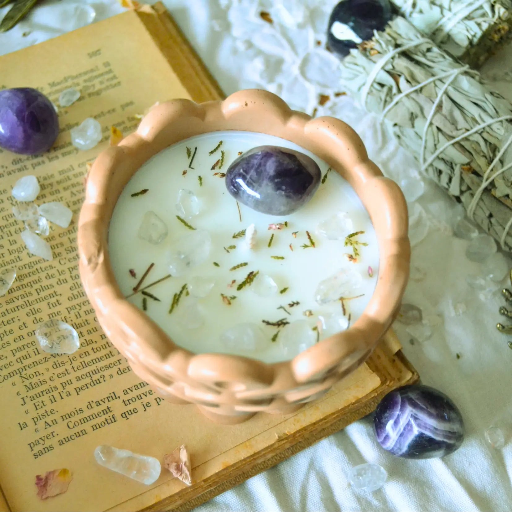 Bougie d'intention Sabbat Imbolc — Renouveau (Améthyste et Cristal de roche) – Création artisanale | Le sens des choses – Boutique de bougies parfumées végétales et objets décoratifs écoresponsables