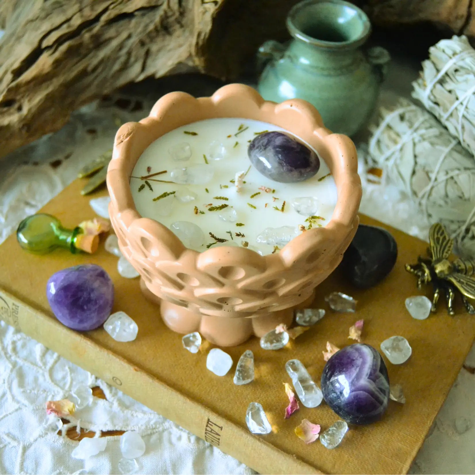 Bougie d'intention Sabbat Imbolc — Renouveau (Améthyste et Cristal de roche) – Création artisanale | Le sens des choses – Boutique de bougies parfumées végétales et objets décoratifs écoresponsables