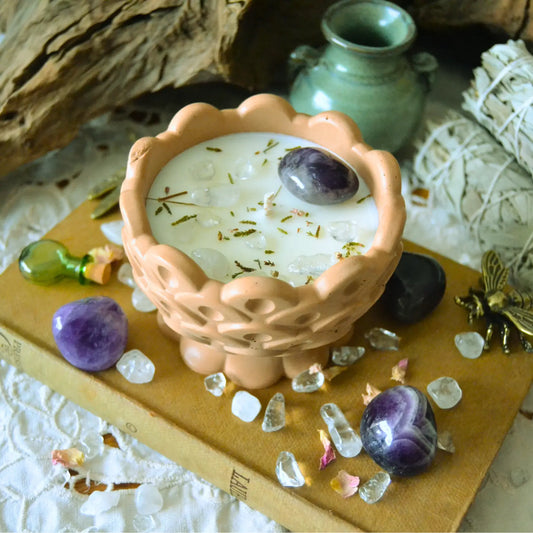 Bougie d'intention Sabbat Imbolc — Renouveau (Améthyste et Cristal de roche) – Création artisanale | Le sens des choses – Boutique de bougies parfumées végétales et objets décoratifs écoresponsables
