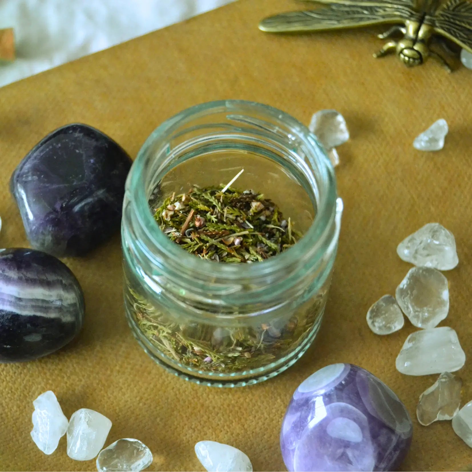 Bougie d'intention Sabbat Imbolc — Renouveau (Améthyste et Cristal de roche) – Création artisanale | Le sens des choses – Boutique de bougies parfumées végétales et objets décoratifs écoresponsables
