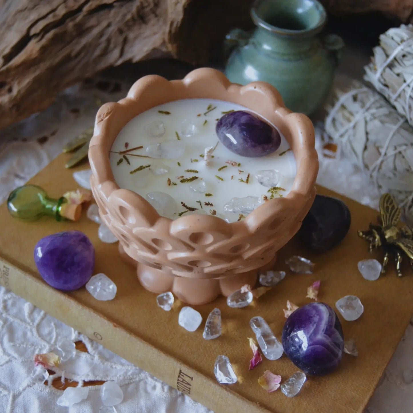 Bougie rituel d'intention sérénité et éveil — Améthyste et Cristal de roche – Création artisanale | Le sens des choses – Boutique de bougies parfumées végétales, décorations et savons