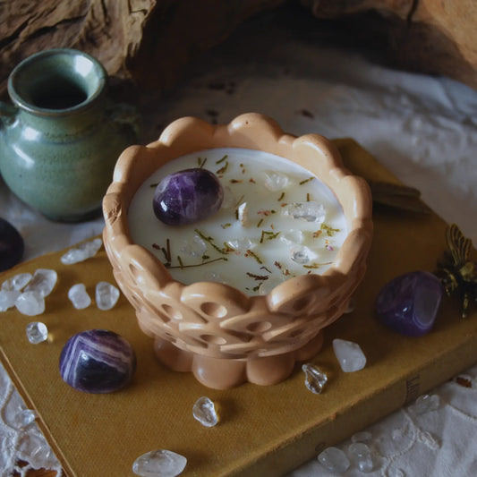 Bougie rituel d'intention sérénité et éveil — Améthyste et Cristal de roche – Création artisanale | Le sens des choses – Boutique de bougies parfumées végétales, décorations et savons