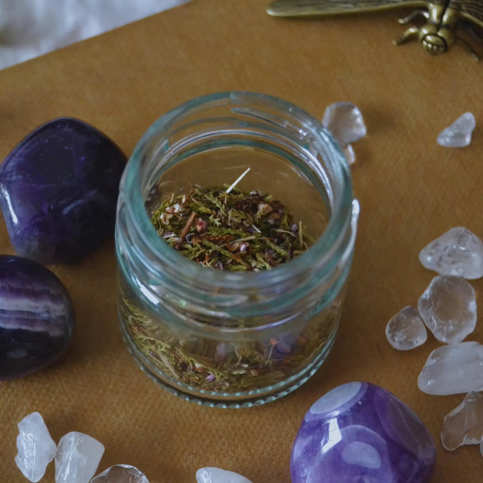 Bougie rituel d'intention sérénité et éveil — Améthyste et Cristal de roche – Création artisanale | Le sens des choses – Boutique de bougies parfumées végétales, décorations et savons