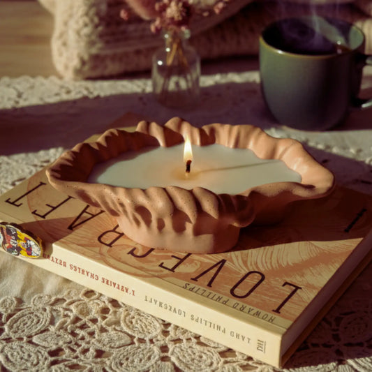 Calliope — Bougie artisanale parfumée dans son pot coquillage en jesmonite – Création artisanale | Le sens des choses – Boutique de bougies parfumées végétales, décorations et savons