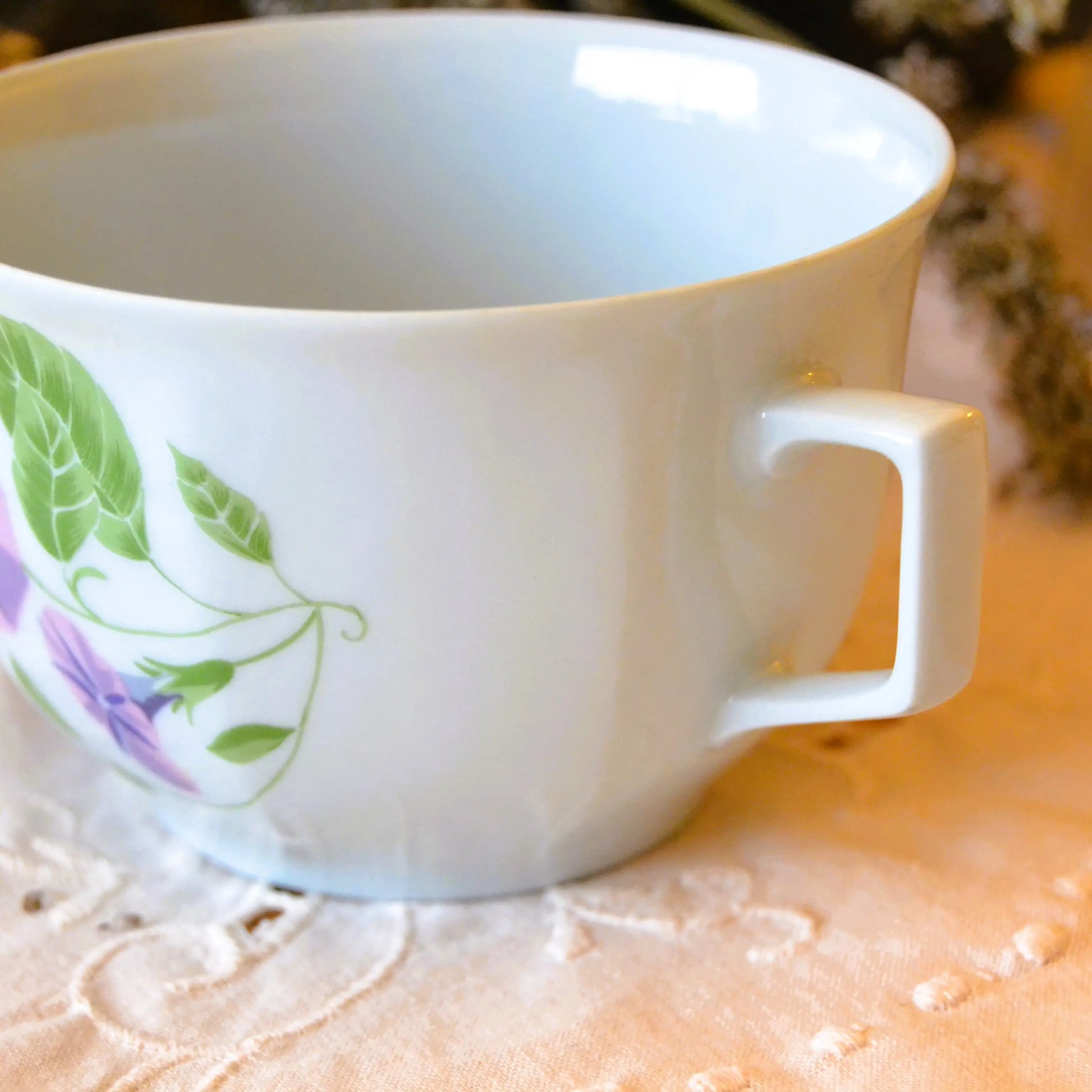 Bougie décorative artisanale en porcelaine de Limoges bleutée — parfum au choix – Création artisanale | Le sens des choses – Boutique de bougies parfumées végétales et objets décoratifs écoresponsables