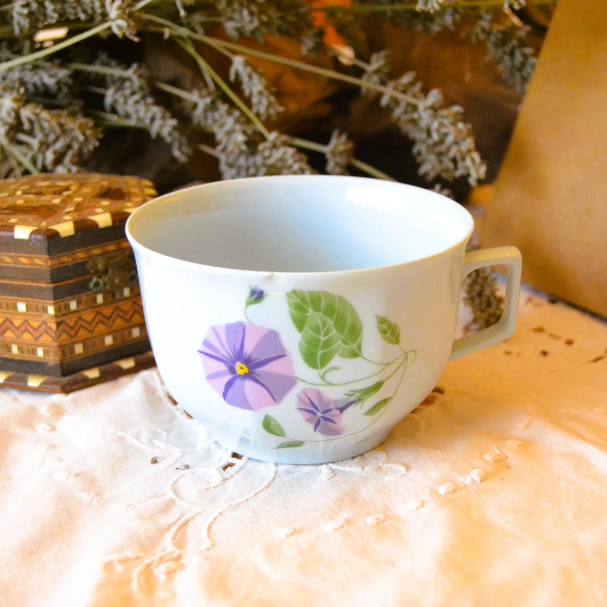 Bougie décorative artisanale en porcelaine de Limoges bleutée — parfum au choix – Création artisanale | Le sens des choses – Boutique de bougies parfumées végétales et objets décoratifs écoresponsables