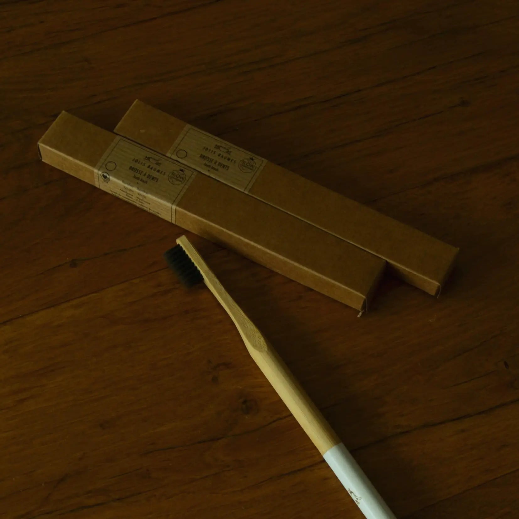Brosse à dents en bambou biodégradable – Création artisanale | Le sens des choses – Boutique de bougies parfumées végétales, décorations et savons