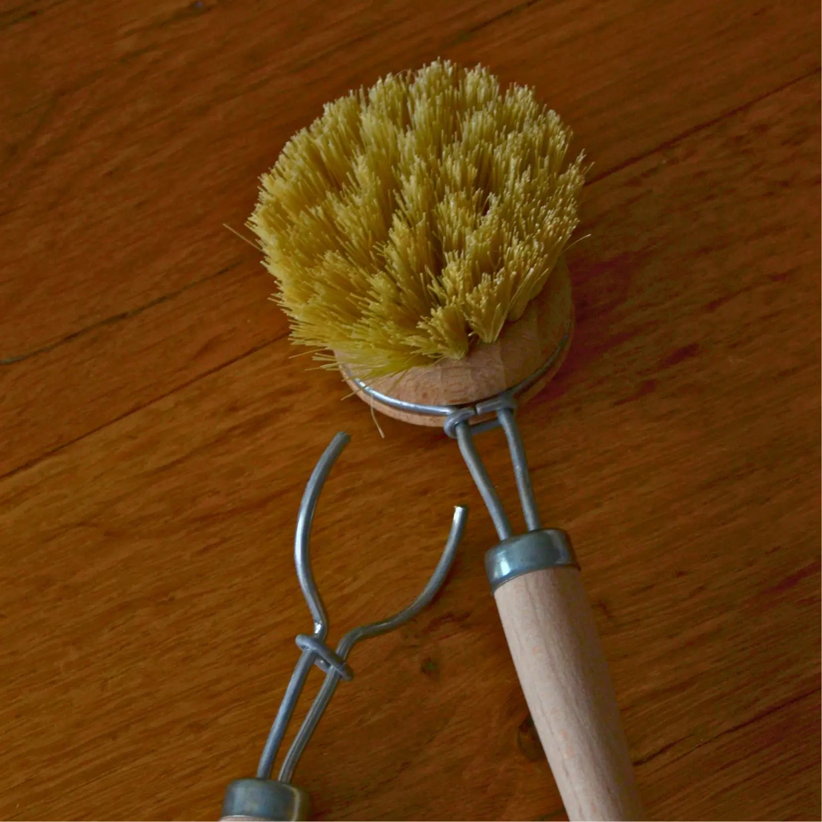 Brosse à vaisselle écologique en bois et fibres naturelles – Création artisanale | Le sens des choses – Boutique de bougies parfumées végétales et objets décoratifs écoresponsables