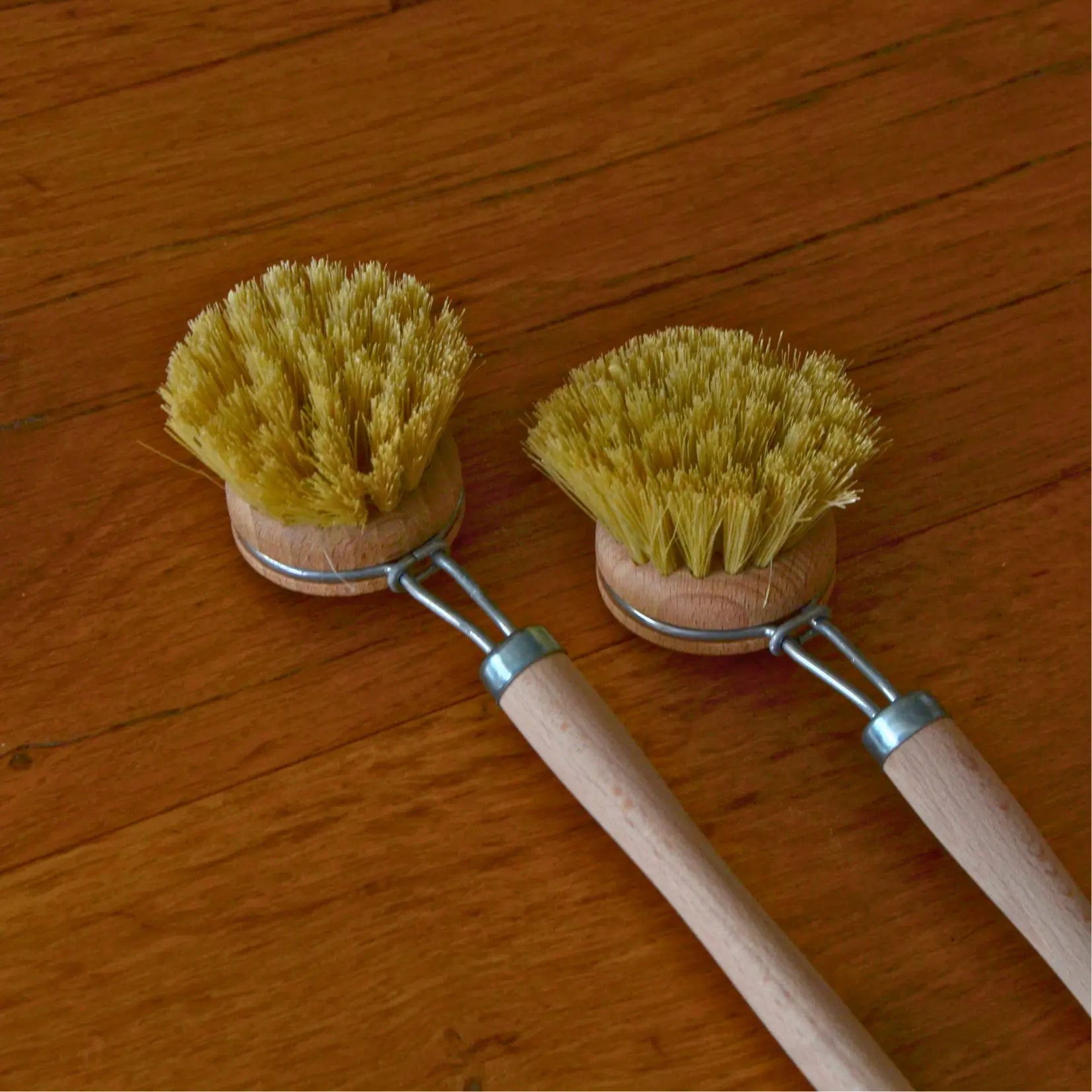 Brosse à vaisselle écologique en bois et fibres naturelles – Création artisanale | Le sens des choses – Boutique de bougies parfumées végétales et objets décoratifs écoresponsables