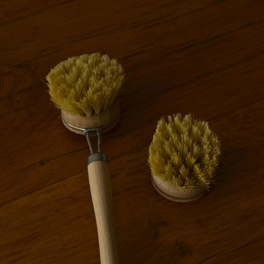 Brosse à vaisselle écologique en bois et fibres naturelles – Création artisanale | Le sens des choses – Boutique de bougies parfumées végétales, décorations et savons