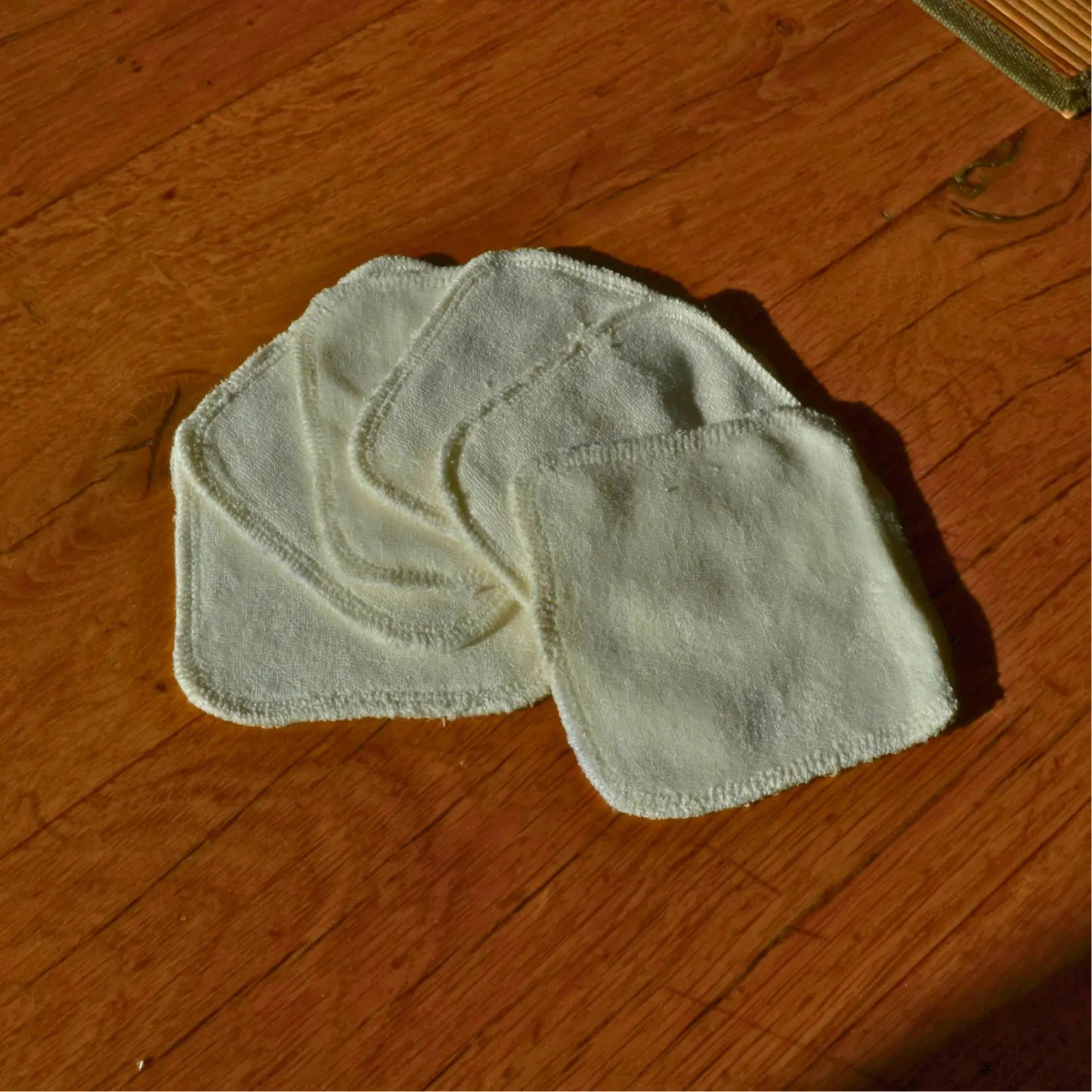 Carrés démaquillants lavables en bambou (5 + 1 offert) – Création artisanale | Le sens des choses – Boutique de bougies parfumées végétales et objets décoratifs écoresponsables